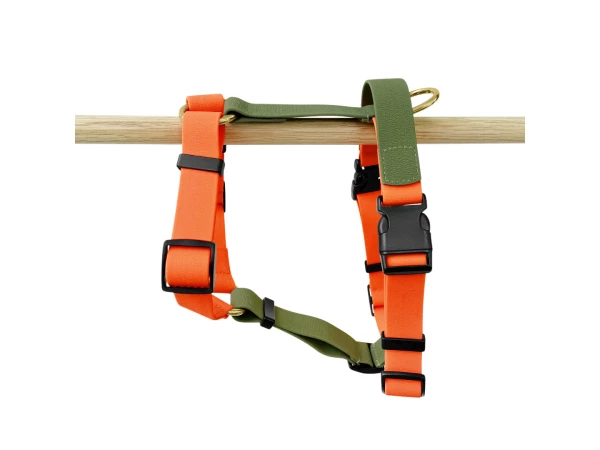 Outdoor Führgeschirr in Neonorange/Grün liegend